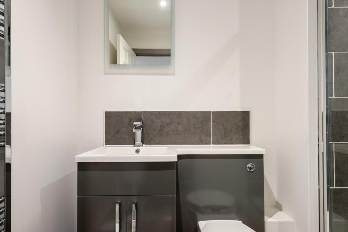 Contemporary 1 Bedroom Apartment In Central Hull 킹스턴어폰헐 외부 사진