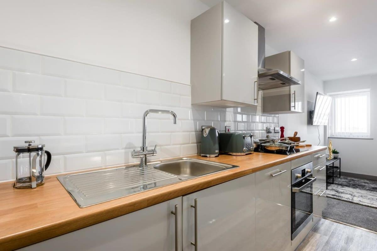 Contemporary 1 Bedroom Apartment In Central Hull 킹스턴어폰헐 외부 사진